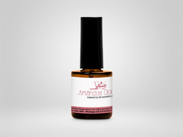 Embalagem de esmalte, cilíndrica, com uma etiqueta na cor branca e detalhes em rosa pastel cobrindo o “corpo” do frasco. A tampa, que fecha o frasco, é preta.