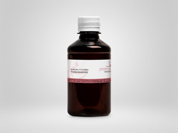 A imagem mostra um frasco marrom de plástico com tampa branca. Na frente frontal do frasco há um rótulo branco da Amêndoa Doce com detalhes em rosa e preto.